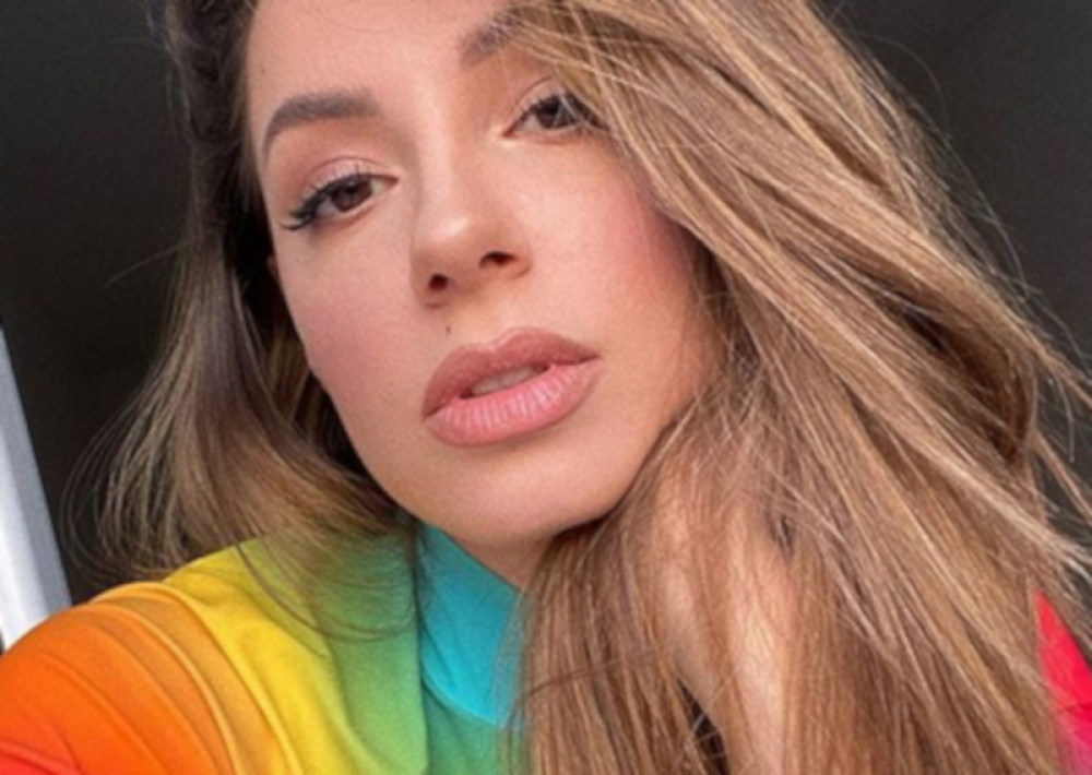 Samo ona može da izgleda se*si sa ovim u ruci (FOTO/VIDEO)