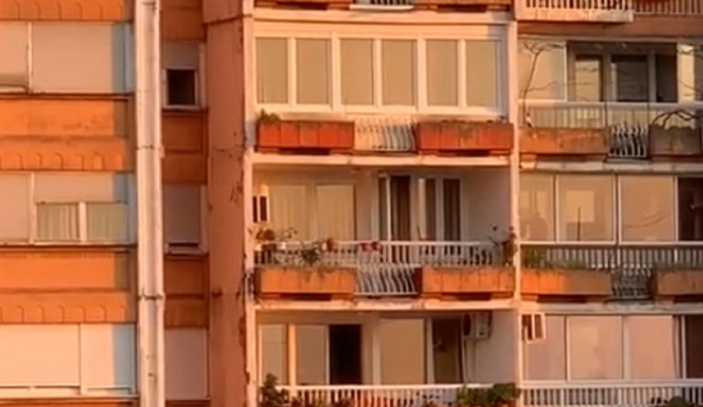 Muškarac se zaključao na terasi, nanosi sebi povrede i preti skokom sa 3. sprata