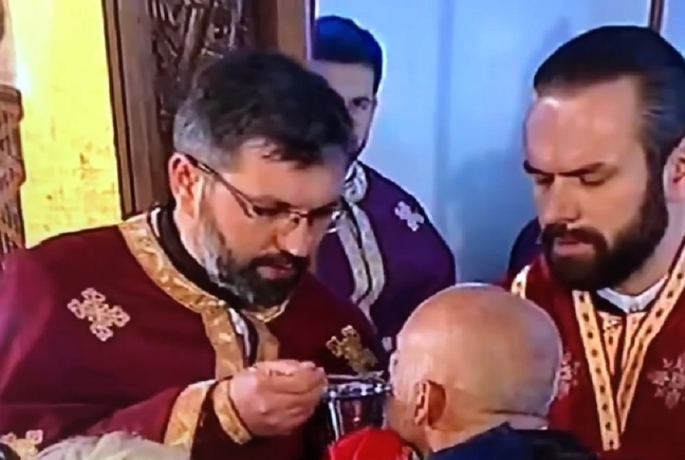 Pričest vernika u jeku epidemije istom kašičicom, sveštena lica bez maski! (VIDEO)