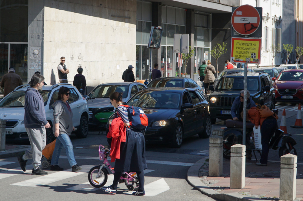 Velike gužve u prodavnicama pred vaskršnje praznike i najduži policijski čas (FOTO)