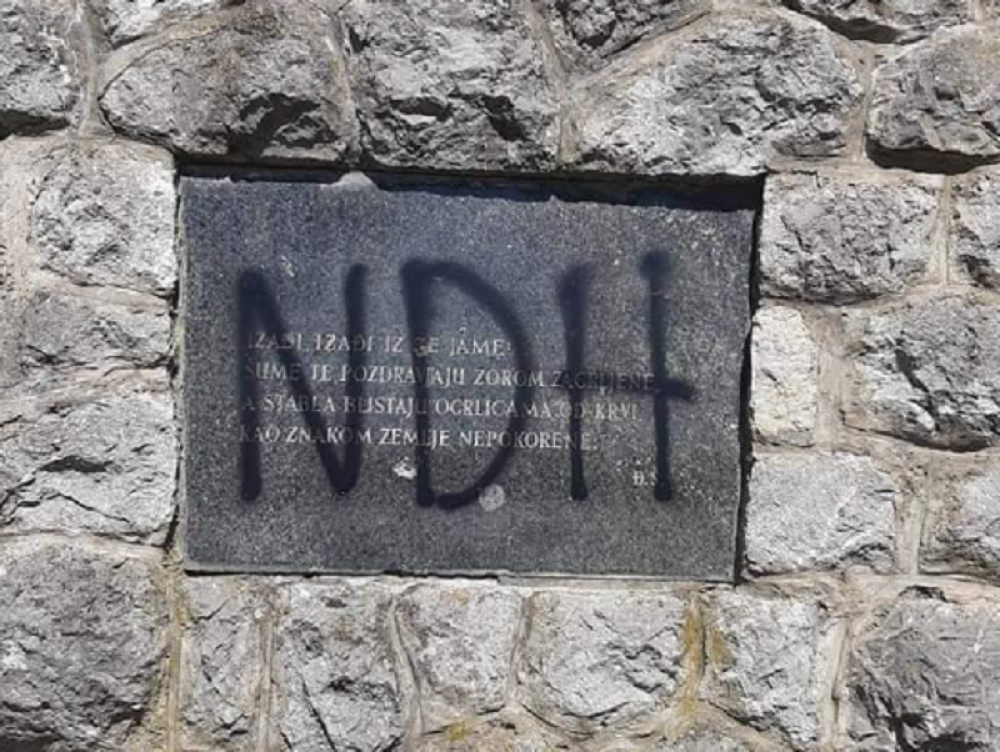 Na mestu gde je masakrirano blizu 2.000 Srba, osvanule jezive ustaške poruke (FOTO)