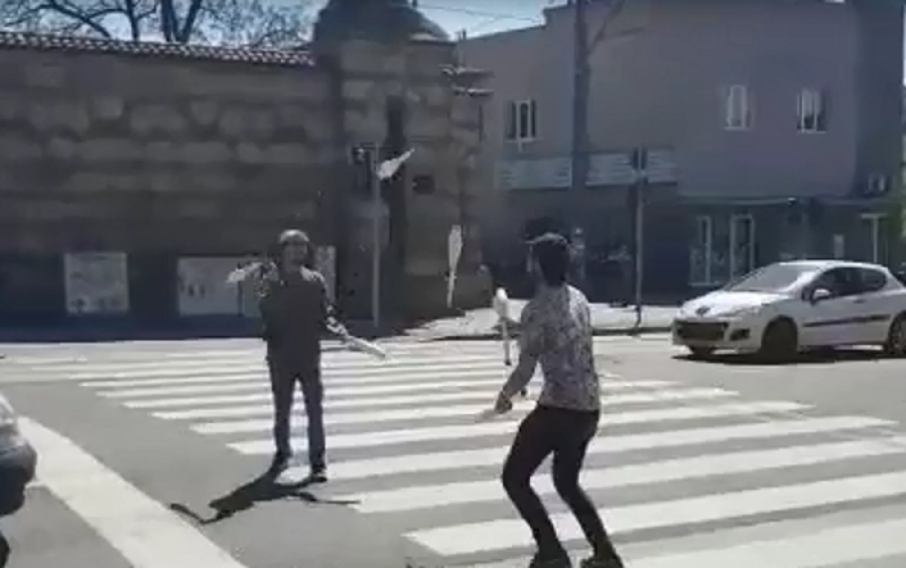Španci zabavljaju beogradske vozače, predstava traje do zelenog svetla (VIDEO)