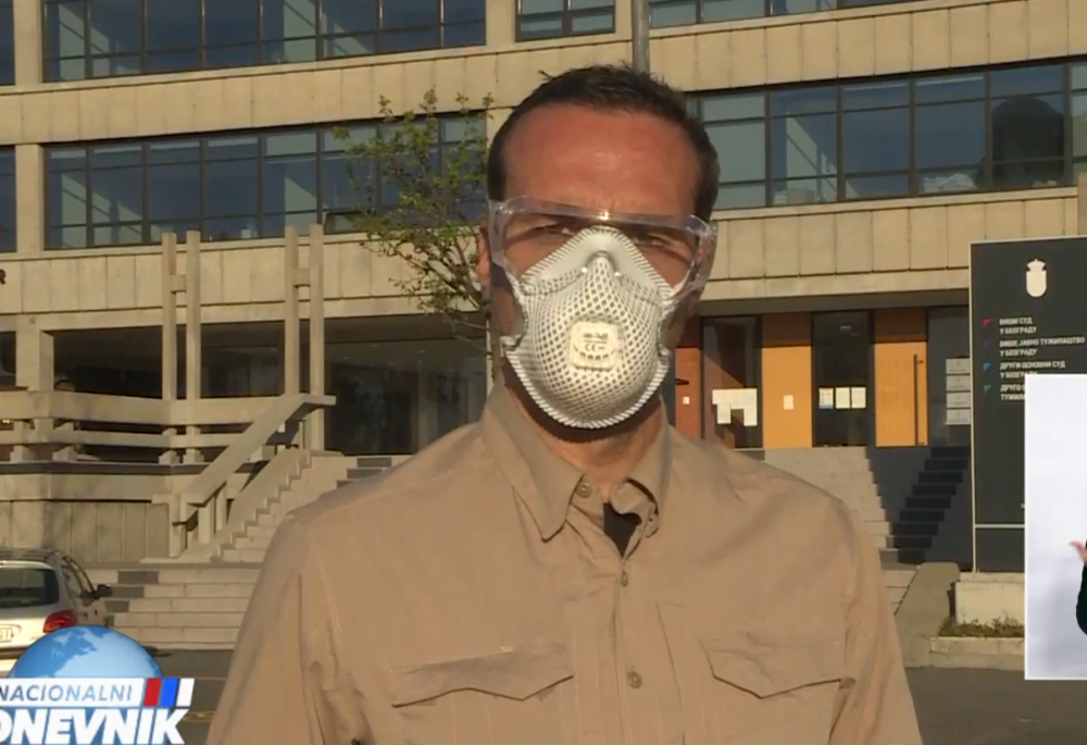 Mladen Mijatović javlja: Starica (73) pobegla iz stana za vreme policijskog časa zbog sina - Ostao je zaključan i naoružan