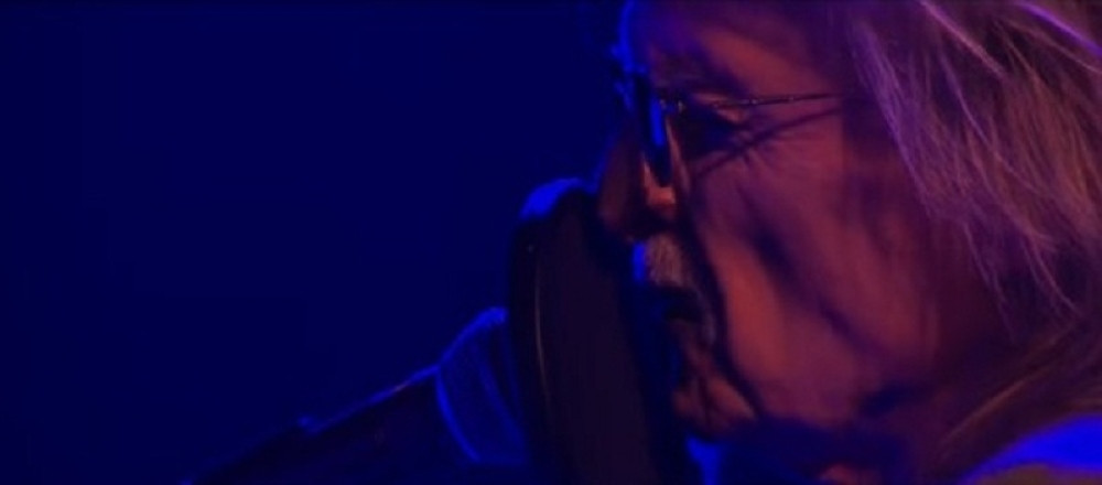 Poznati pevač preminuo u bolnici: Nije izdržao teško obolenje pluća! (FOTO)