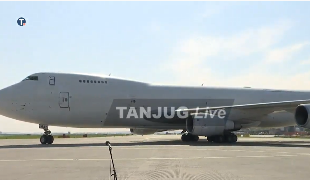 Avion sa medicinskom opremom sleteo u Beograd (VIDEO)