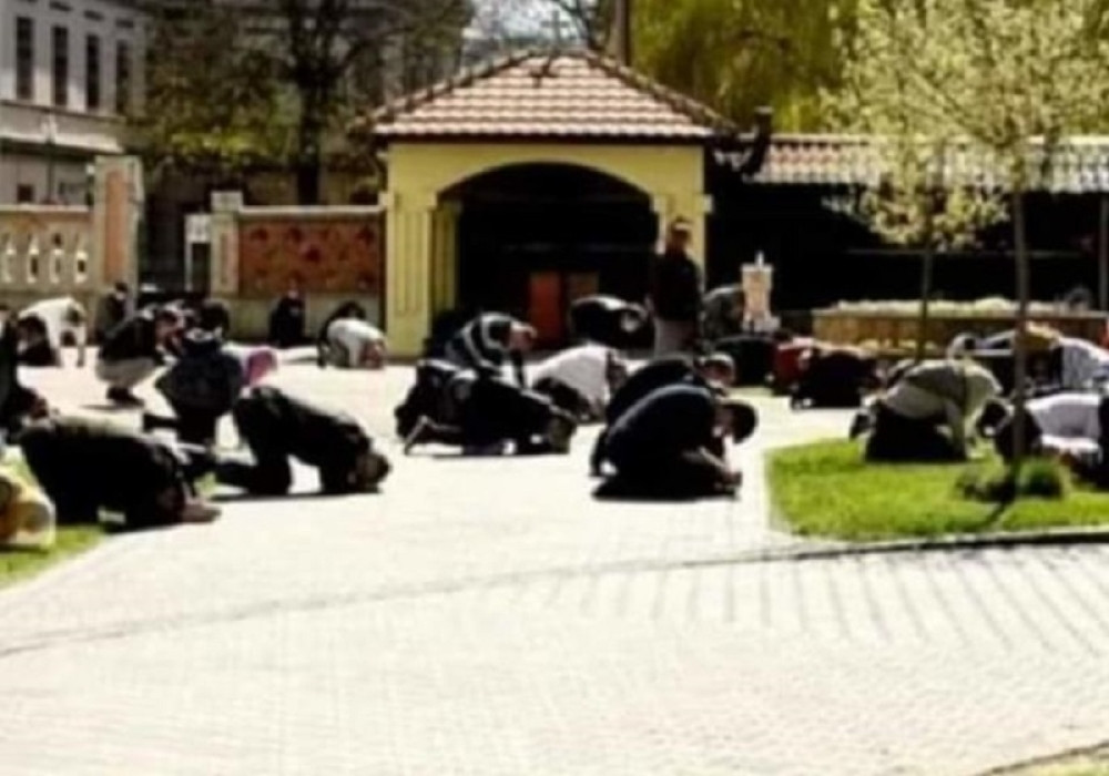 Ljudi klanjaju, gore društvene mreže, šta se to dešava?! (FOTO)