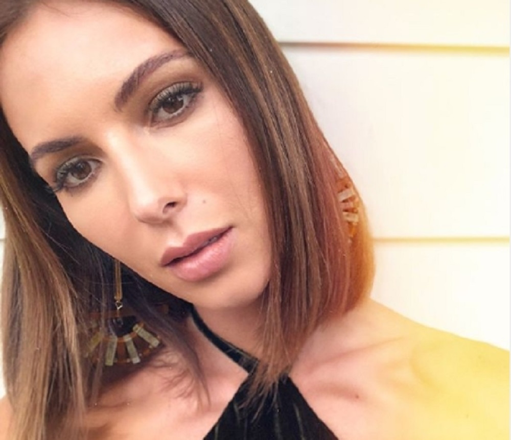 Toples u ogledalu devet meseci posle porođaja - bivša Plejboj zečica je brutalno zgodna (FOTO)