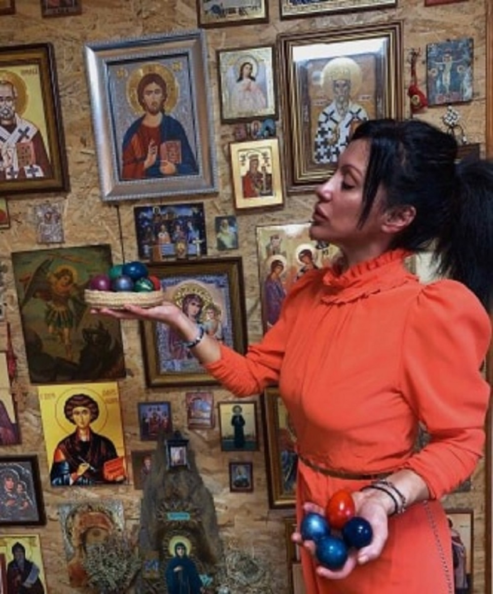 Vesna Vukelić Vendi održala lekciju iz pravoslavlja: "Nisam mogla da dođem na red od ateista, licemera, razvratnika i njihovih jaja" (FOTO)