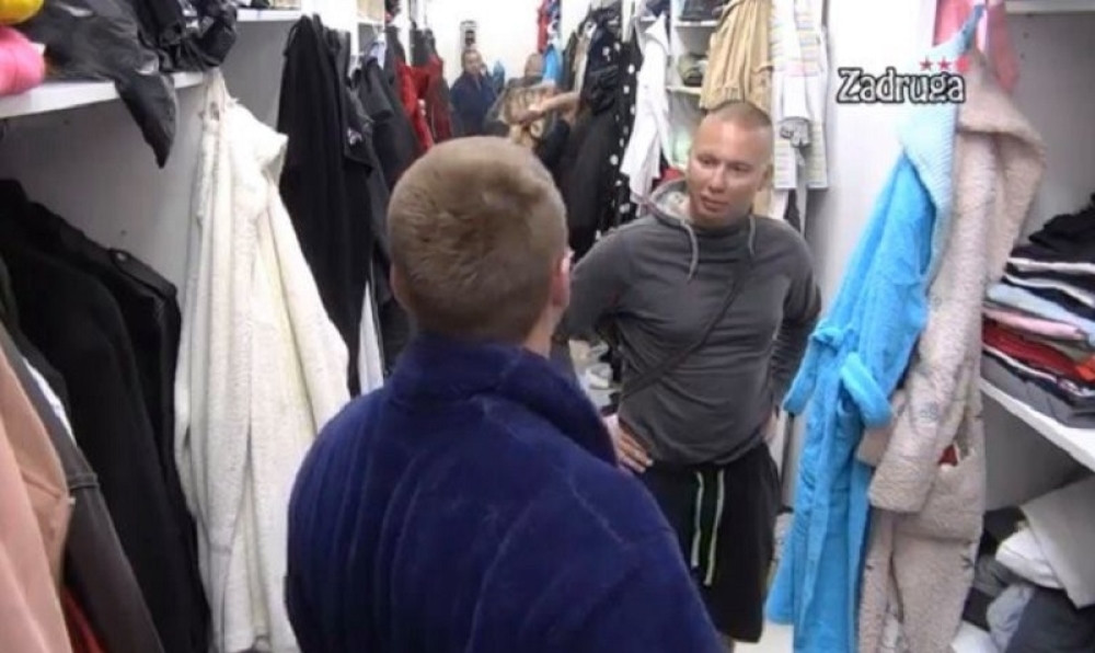 Brendon zavodi Orozovića?! Slika se pored njega u gaćama i pokušava da ga poljubi! (VIDEO)