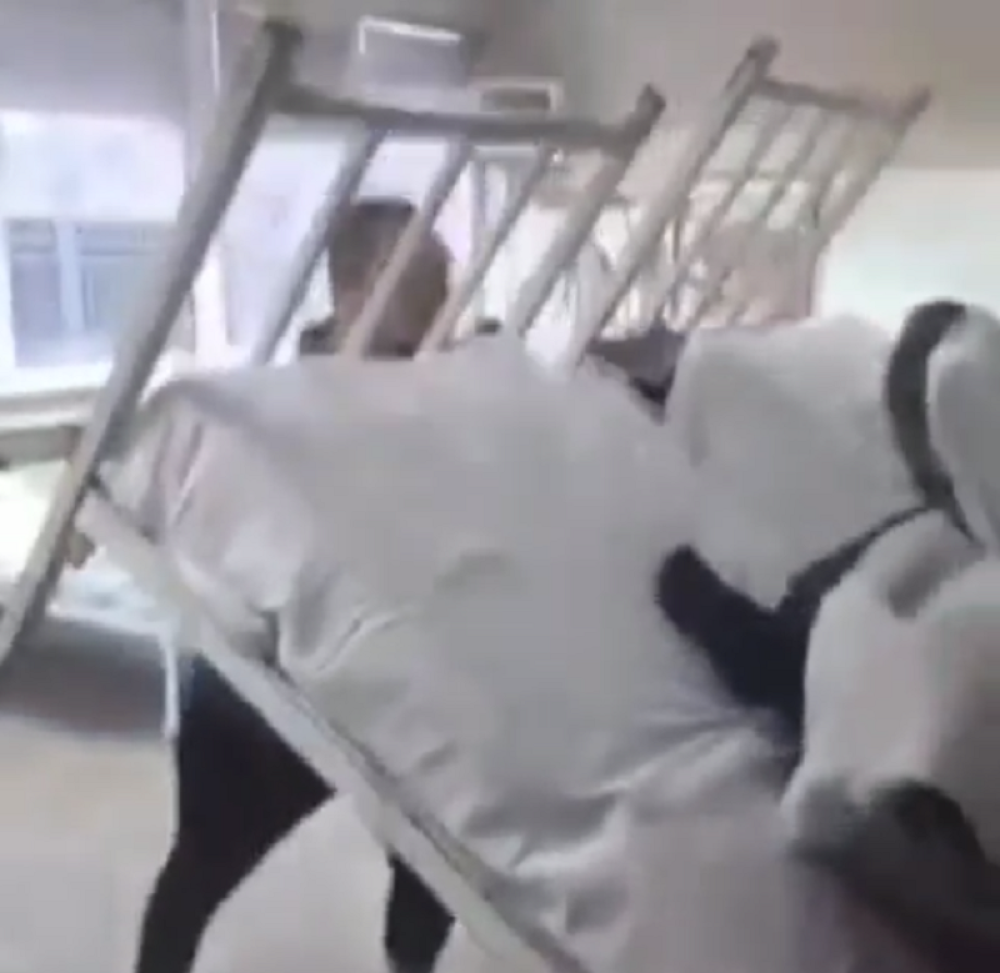 Pogledajte kako trenira u bolničkom smeštaju u Novom Pazaru, diže pacijente kao da su tegovi! (VIDEO)