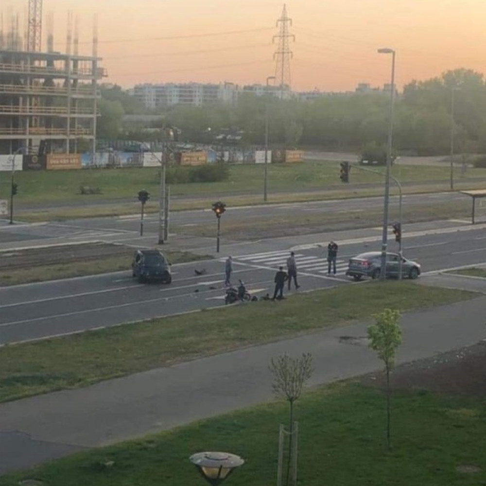 Bravo momci ispisali ste istoriju! Potpuno neverovatan sudar desio se na Novom Beogradu u toku policijskog časa! (FOTO)