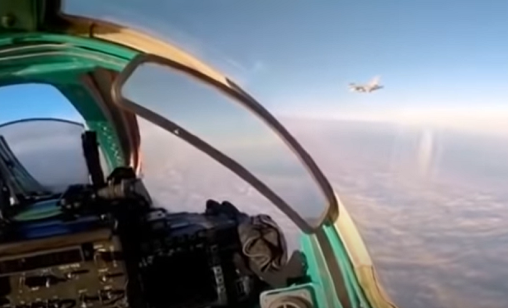 Ruski lovac MiG-31 spasio Tu-95MS od agresivnog NATO lovca F-16! (VIDEO)