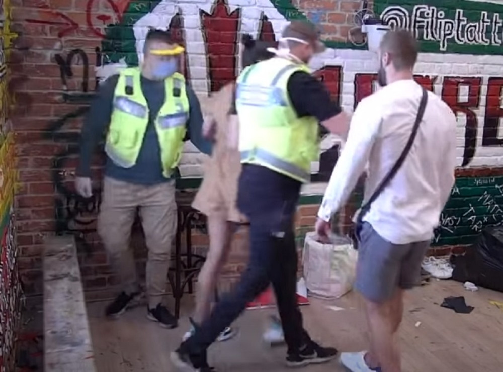 Mina zarila staklo sebi u ruku: Obezbeđenje reagovalo momentalno! (VIDEO)