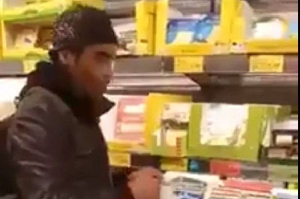 Ušao u market, redom otvarao namirnice i jeo, a zatim vraćao na rafove