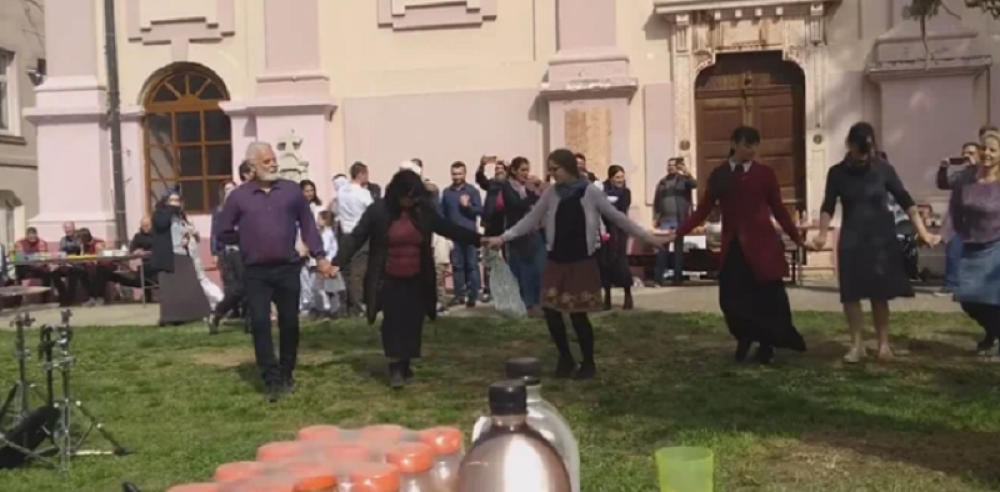 U okolini Beograda ne poštuju nikakve mere Vlade! Igraju kolo ispred manastira na Vaskrs (VIDEO)