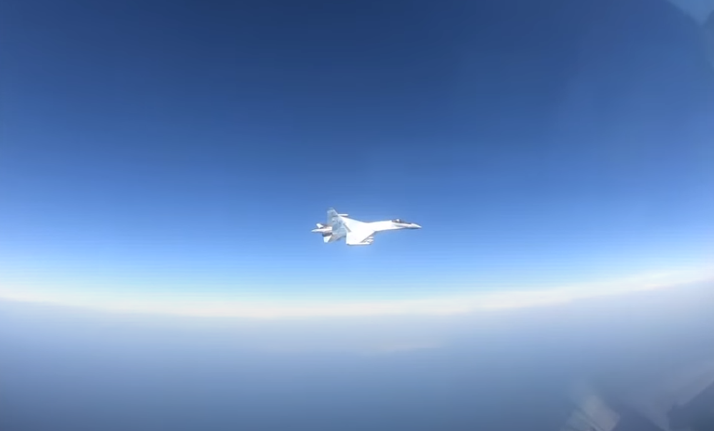 Američki avion krenuo prema Rusiji, iz oblaka je izletela silueta zbog koje je morao da beži! (VIDEO)