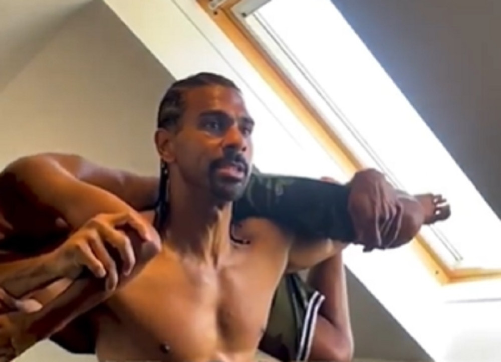 Koristio rođenog sina umesto tegova za vežbanje, vitlao njim na sve strane (VIDEO)
