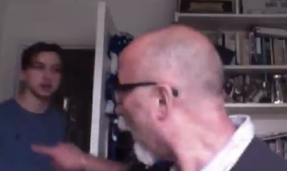 Poznatog pisca sin prekinuo usred intervjua, a reakciju je video čitav svet! (VIDEO)