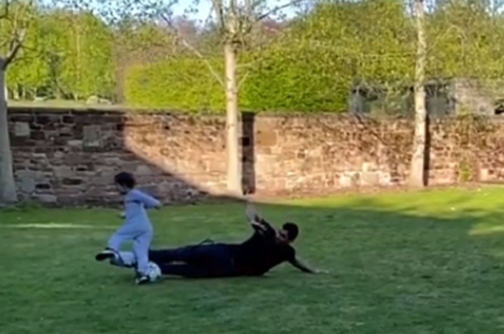 Hrvatski fudbaler krvnički nasrnuo na svog sina - i još se našalio (VIDEO)