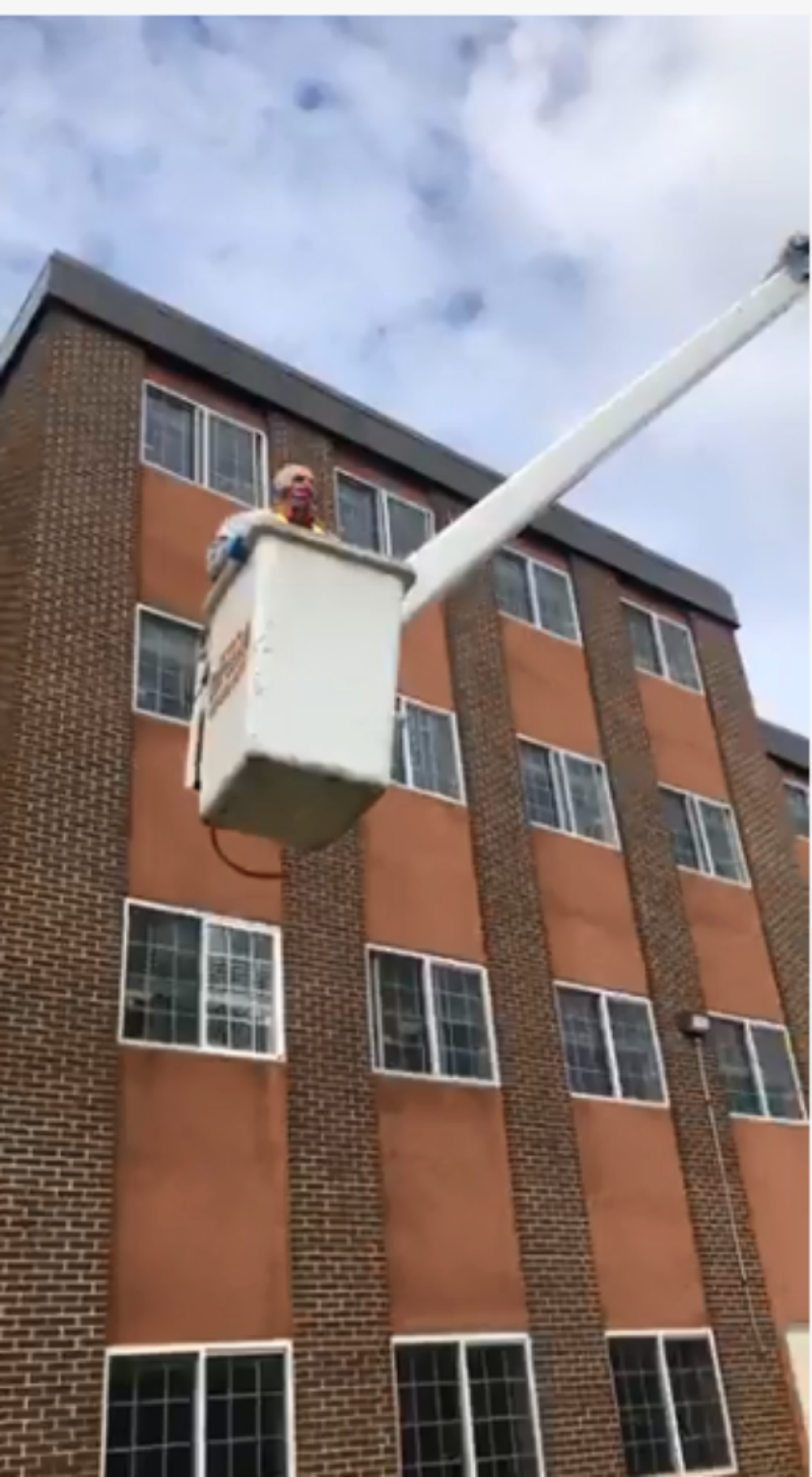 Deka (88) na nesvakidašnji način posetio svoju suprugu tokom pandemije (VIDEO)