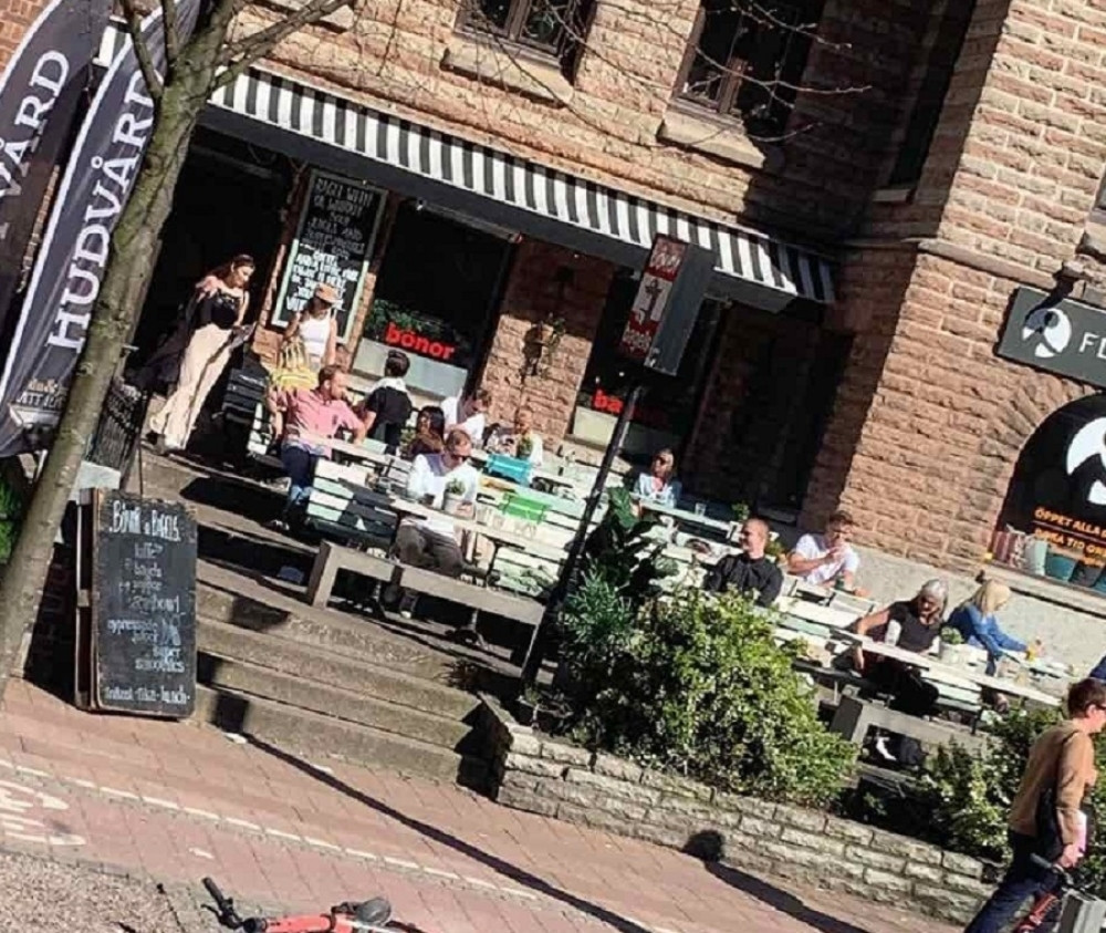 Šveđani nedisciplinovani, kafići i restorani prepuni (FOTO)