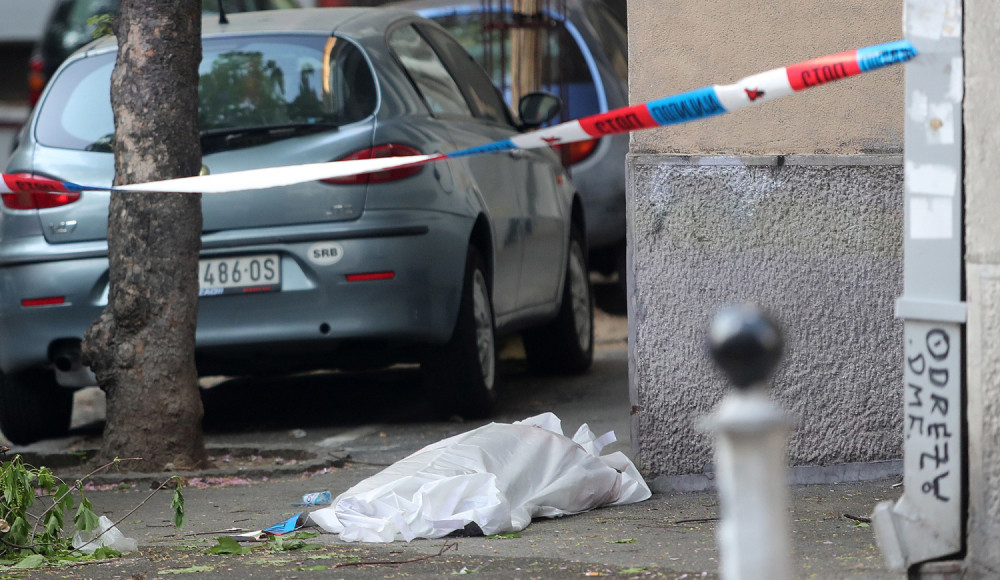 Muškarac prerezao sebi vene, devojka se ubola nožem, starac nađen u lokvi krvi!