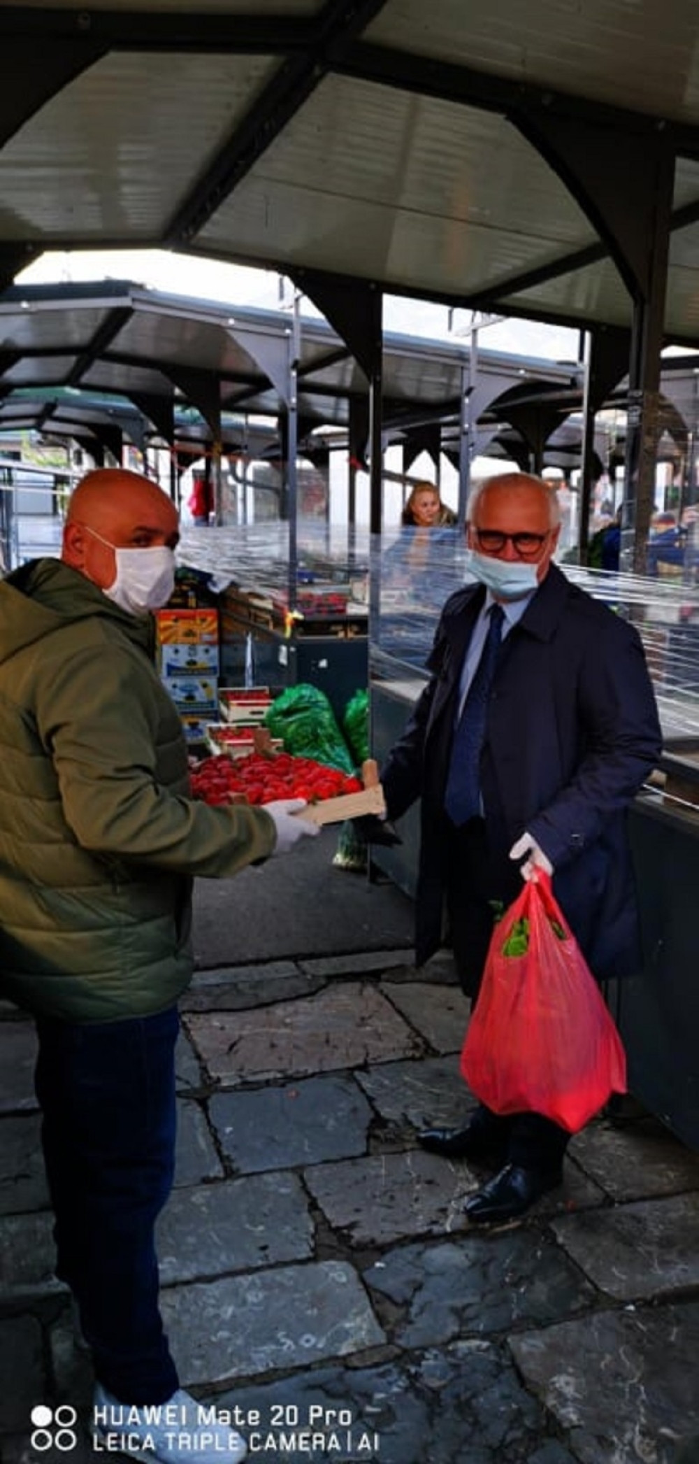 Vesić dočekao prve prodavce i kupce na Kalenić pijaci (FOTO)