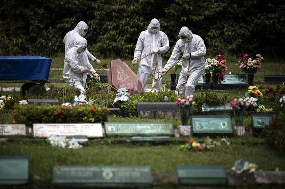 Ljude sahranjuju u masovnim grobnicama (VIDEO)