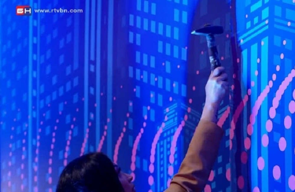 Pevačica naprasno uletela sa čekićem: Voditelj se prenerazio! Umalo da mu polupa celu scenografiju (VIDEO)