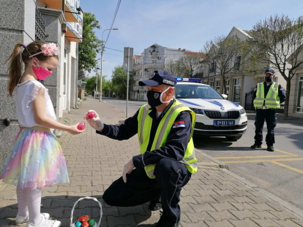 Devojčica u Šapcu mahala policajcima, a onda je nastala fotografija za pamćenje (FOTO)