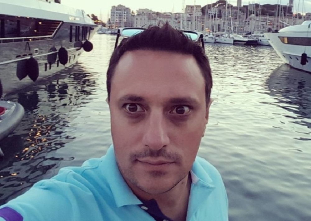 Spremite se devojke: Andrija Milošević ga uzeo u ruke pa počeo da pumpa! (VIDEO)