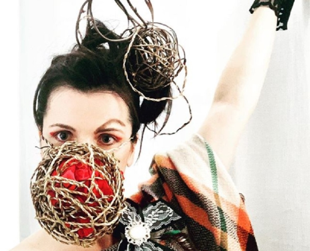 Korona moda proširila se svetom: Novi virus doneo neve modne trendove (FOTO)