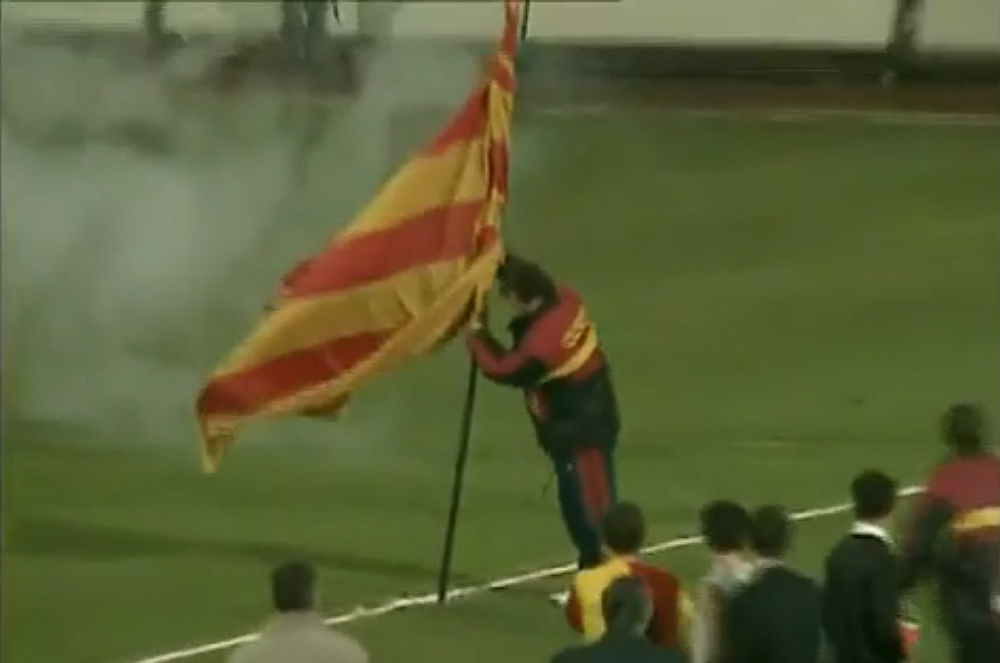 Osvojio trofej na protivničkom terenu, pa zabio zastavu svog tima kao konkvistador, dobio nadimak po turskom nacionalnom heroju! (VIDEO)