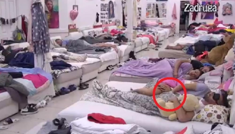 Jezivo: Luna d*ka Marku, a Gagi sve gleda! (VIDEO)