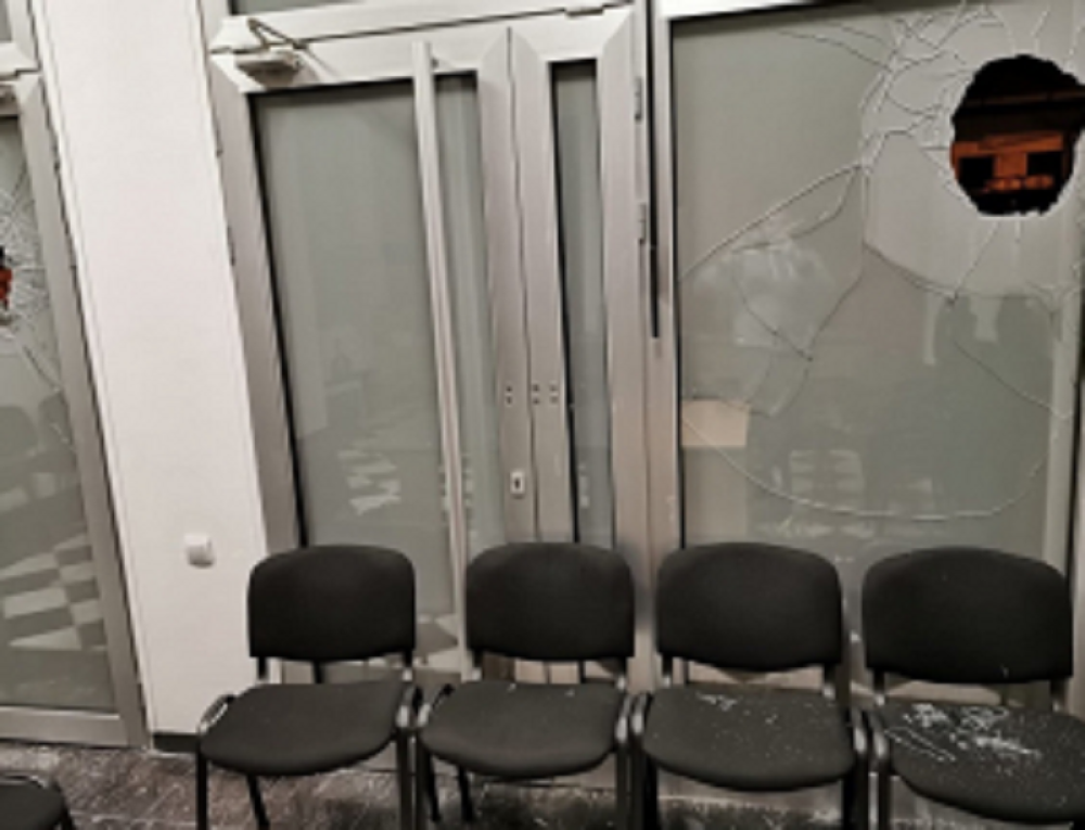 Razbijen izlog sa fotografijama predsednika Vučića