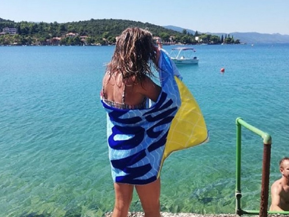 Avdićeva pretvorila dedin plastenik u bazen i zapalila internet scenom iznutra! Uživajte u celom snimku (VIDEO)