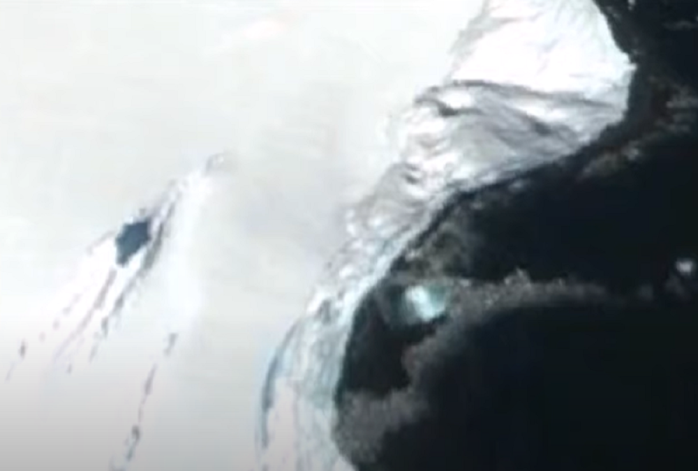 Preko "Google Earth" otkriven misteriozni objekat kako izviruje ispod leda na Antarktiku (FOTO/VIDEO)