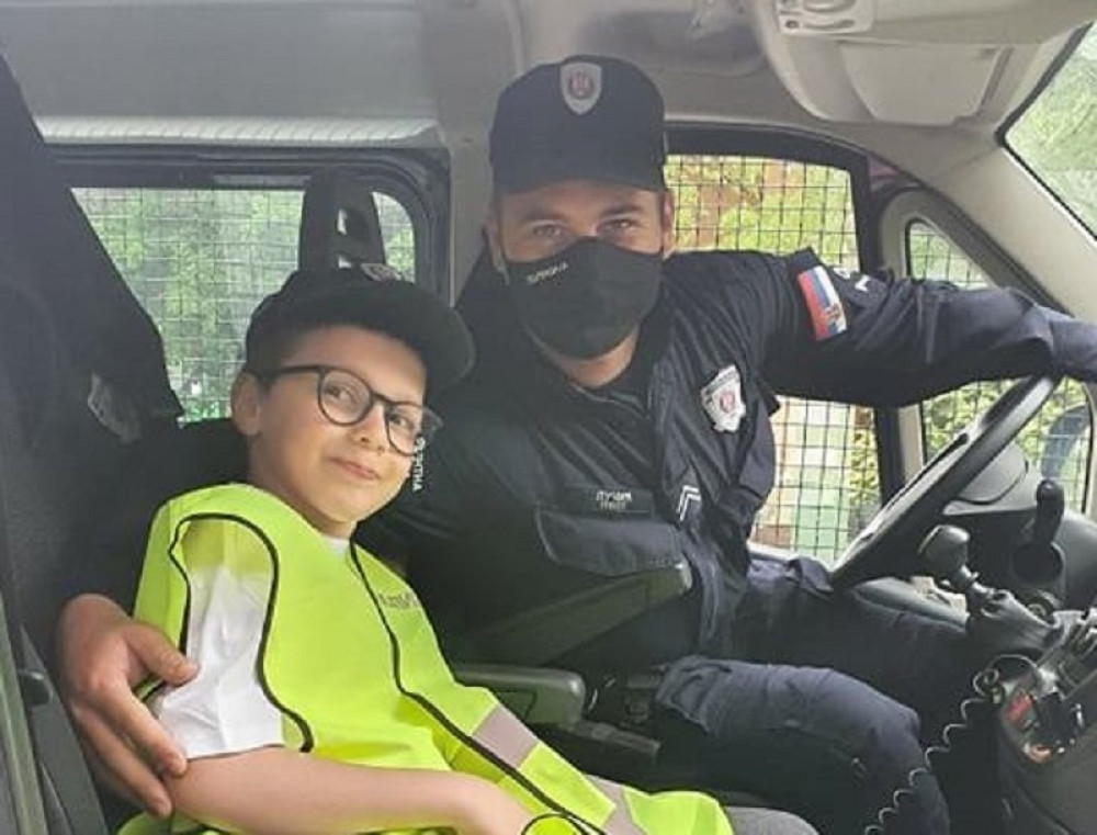 Sreli su dečaka tokom policijskog časa i ugostili ga (FOTO)