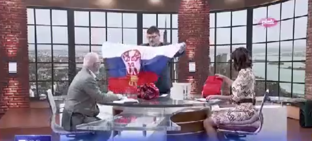 Vesić iznenadio voditelje Pinka i poklonio im srpsku zastavu (VIDEO)