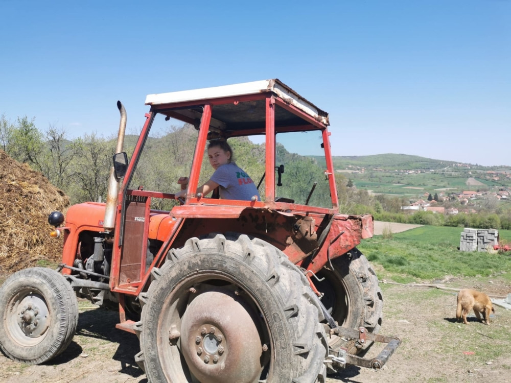 Elena (16) u svom selu vozi traktor, pomaže ukućanima i ima jednu želju (FOTO)