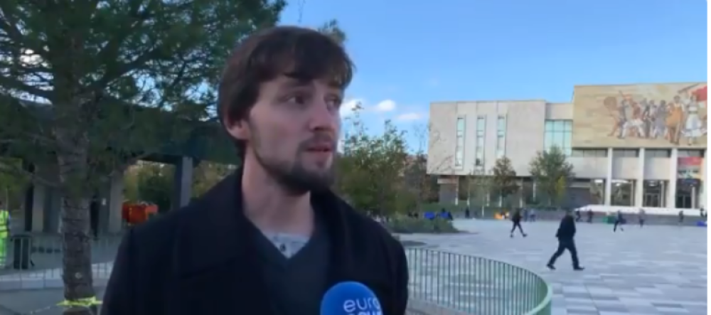 Tomislav uz dvoglavog orla na ruci tvrdi - Srbi su proterivali Albance