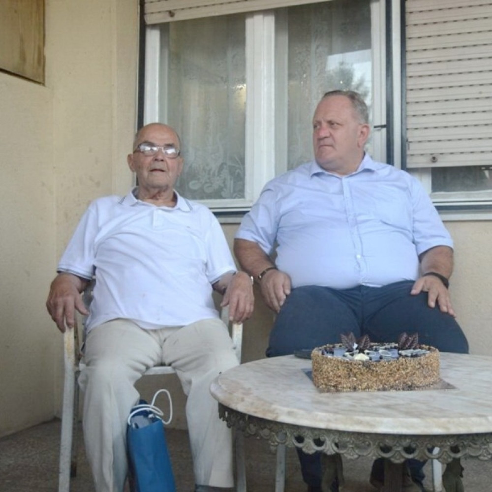 Ovaj Leskovčani rođen je davne 1918. godine! Čika Aca ima 102 godine i uspešno prkosi bolestima i virusu! (FOTO)