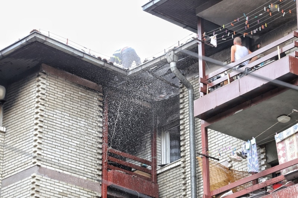 Gorela stambena zgrada, jedna osoba preminula