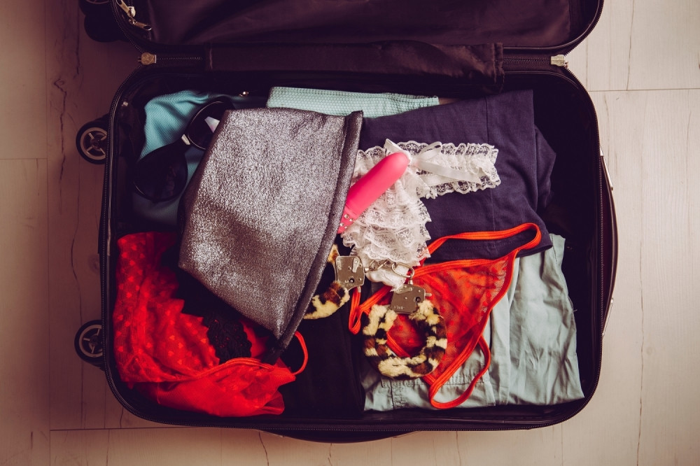 Crnogorka se vratila iz Pariza i pred ocem joj ispadne vibrator iz torbe...