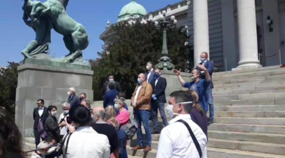 Incident ispred Skupštine, prolaznici krenuli da dobacuju liderima Saveza za Srbiju, Sergej ih provocirao: To debeli, lutko moja debela! (VIDEO)