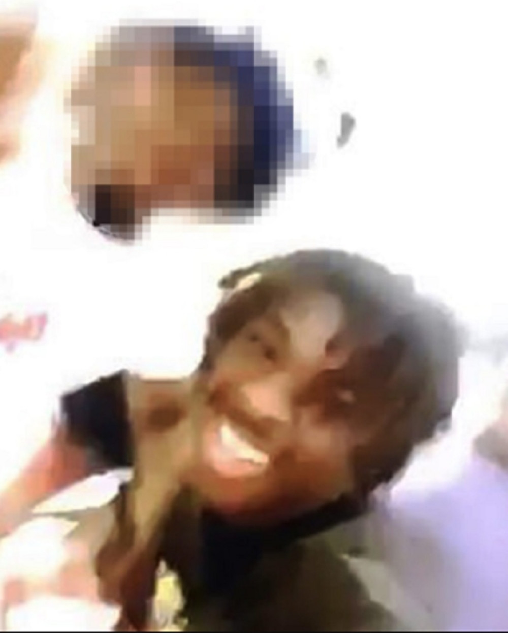 Ples u krilu, golotinja i lezbo-akcija! Fudbaler Evertona slao snimke orgija (FOTO)