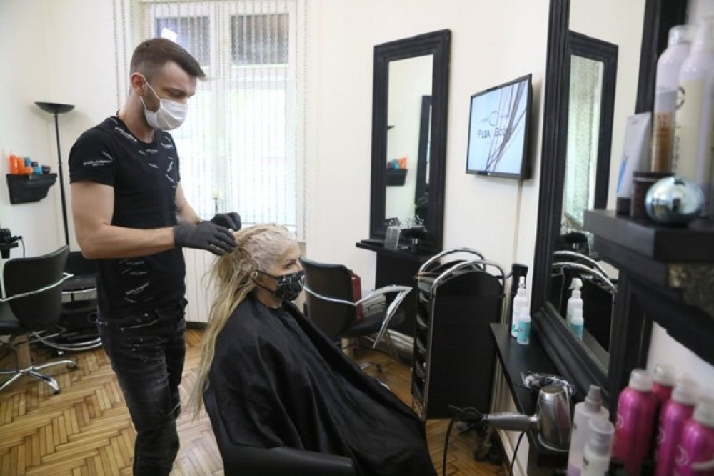 Svi navalili kod frizera!