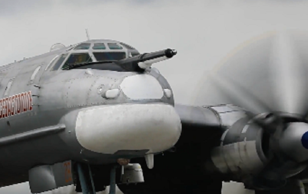 Mladi piloti pokazali veštinu upravljanja ruskim "Tupoljevima" (VIDEO)