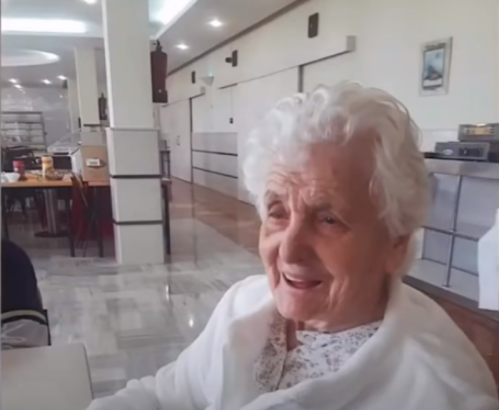 Baka (106) najstarija osoba koja je pobedila kovid 19 (VIDEO)