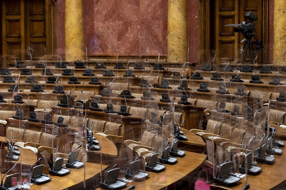 Poslanike pretresaju od glave do pete, traži se bilo šta sumnjivo (FOTO)